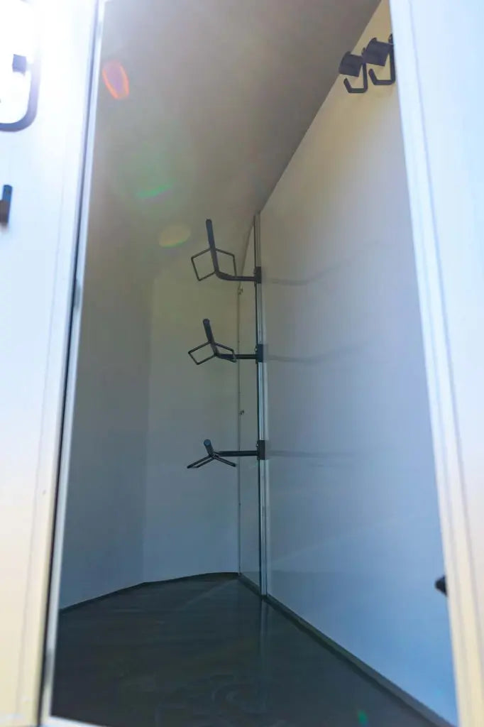 3-SEATER VAN WITH DIAGONAL LOADING, MAXIMUM HORSE FREEDOM 3