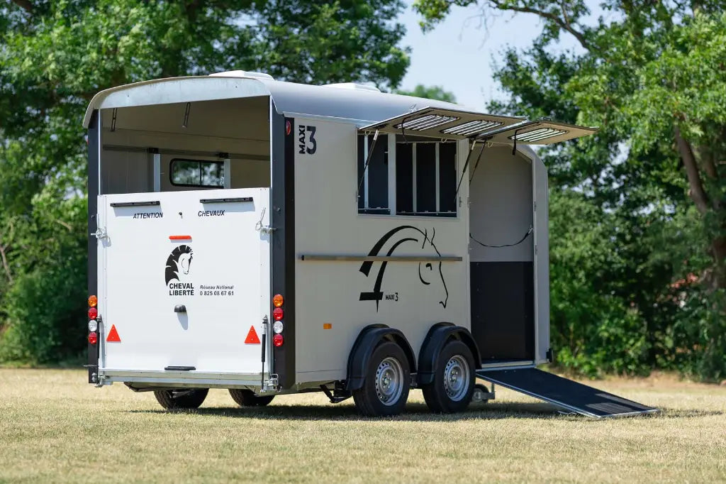 3-SEATER VAN WITH DIAGONAL LOADING, MAXIMUM HORSE FREEDOM 3
