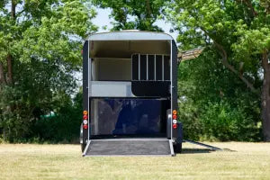 3-SEATER VAN WITH DIAGONAL LOADING, MAXIMUM HORSE FREEDOM 3